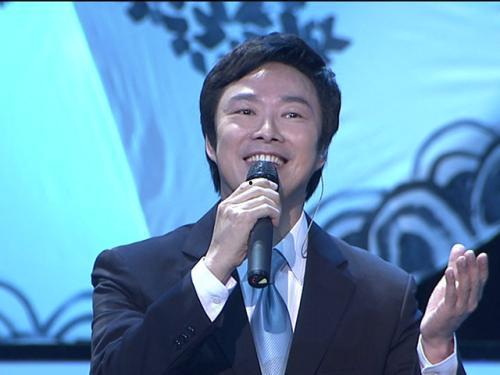 费玉清娱乐访谈,从歌坛传奇到娱乐访谈，揭秘他的多彩人生